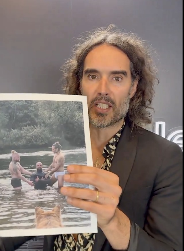 Russell Brand défend le baptême en sous-vêtements : "Ces collants sont-ils sataniques ?"