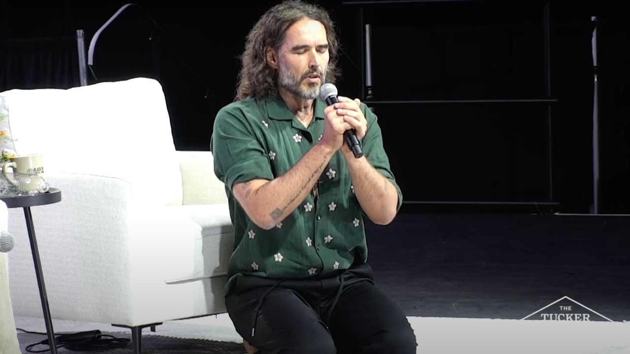 Russell Brand effectue le baptême « en tenue de bain plus modeste » après avoir suscité des critiques
