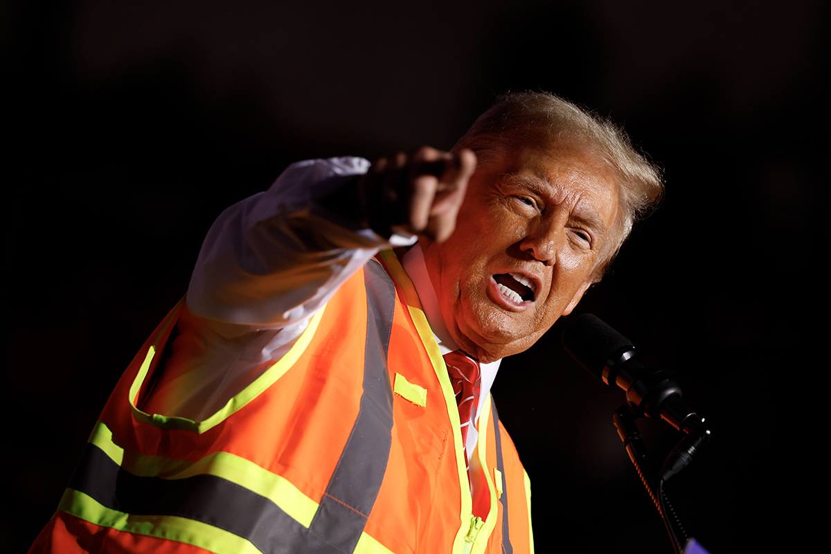 Trump trolle Harris et Biden avec une conférence de presse sur un camion poubelle