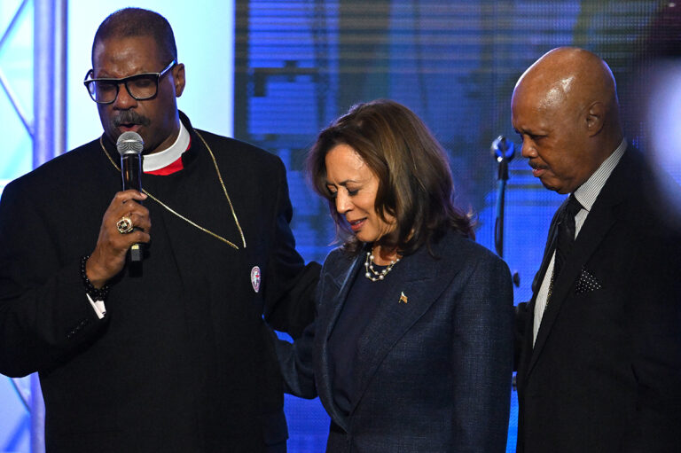 L'évêque du COGIC oint Kamala Harris par une prière et déclare « Je crois que nous avons la victoire »
