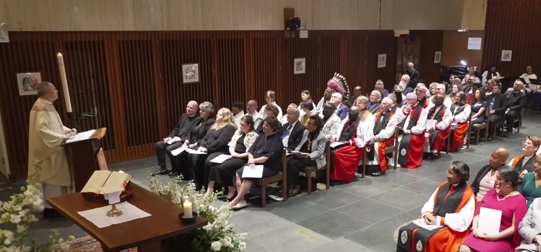 Sean Rowe est installé comme nouveau chef de l'Église épiscopale ; souligne l'unité et la nécessité de "finir le travail"