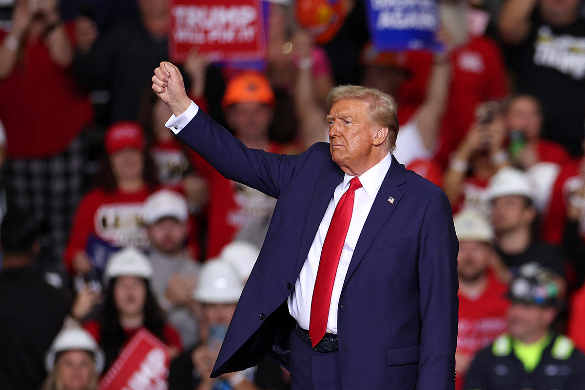 « Je n'aurais pas dû partir » : Trump parle de 2020, offre une prière à Dieu et qualifie Harris de « vaisseau » pour les démocrates « démoniaques »