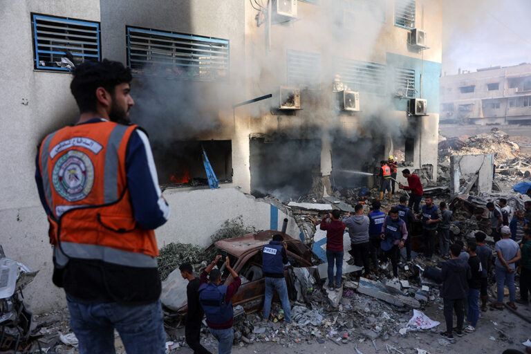 98 camions d'aide alimentaire violemment pillés à leur entrée à Gaza, selon l'ONU