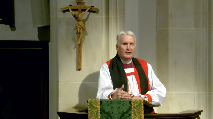 Le très révérend Gregory Brewer, recteur par intérim de l'Église de l'Incarnation et ancien évêque de Floride centrale, prononce le sermon lors d'un service le 17 novembre 2024.