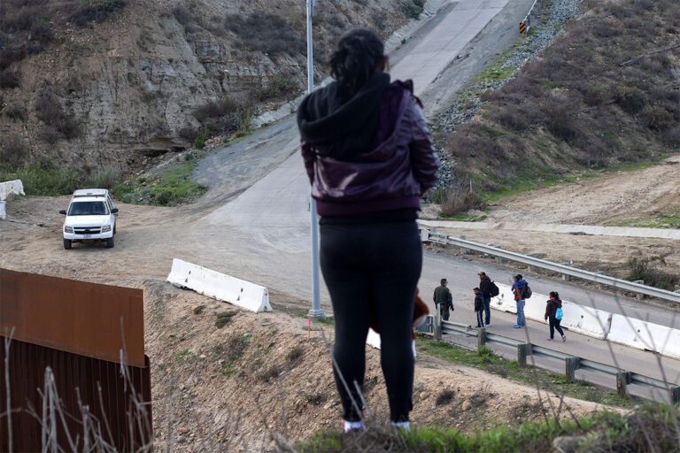 Une vidéo choquante montre une fillette de 2 ans seule à la frontière alors que les problèmes d'immigration clandestine persistent