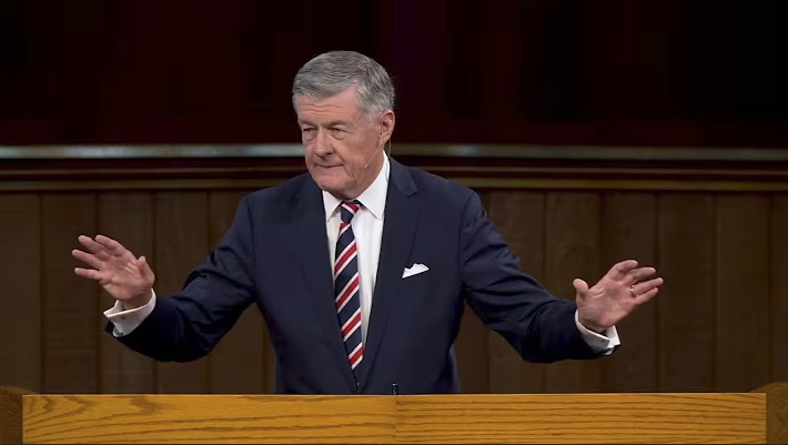 Photo d'une femme avec Steve Lawson à l'église de John MacArthur
