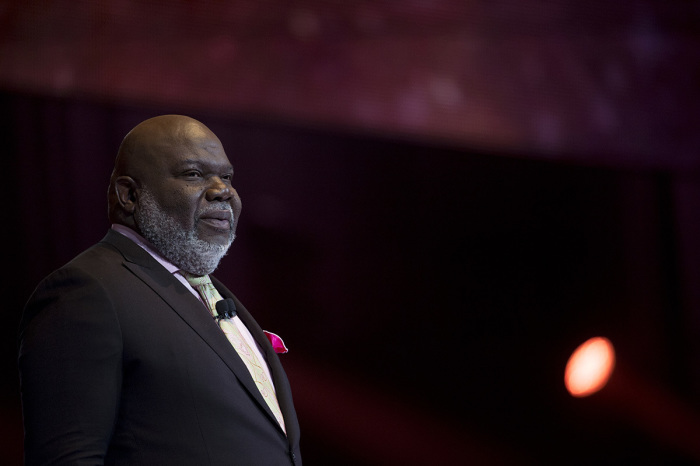L'évêque TD Jakes parle lors de la séance de clôture de la mégafest `` Women Thou Art '' au Kay Bailey Hutchison Convention Center le 1er juillet 2017, à Dallas, Texas. 