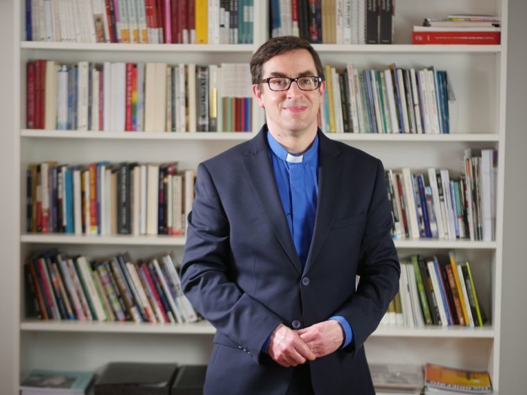Un aumônier mis sur liste noire par le CofE pour avoir enseigné des opinions chrétiennes sur l'identité de genre poursuit l'archevêque en justice