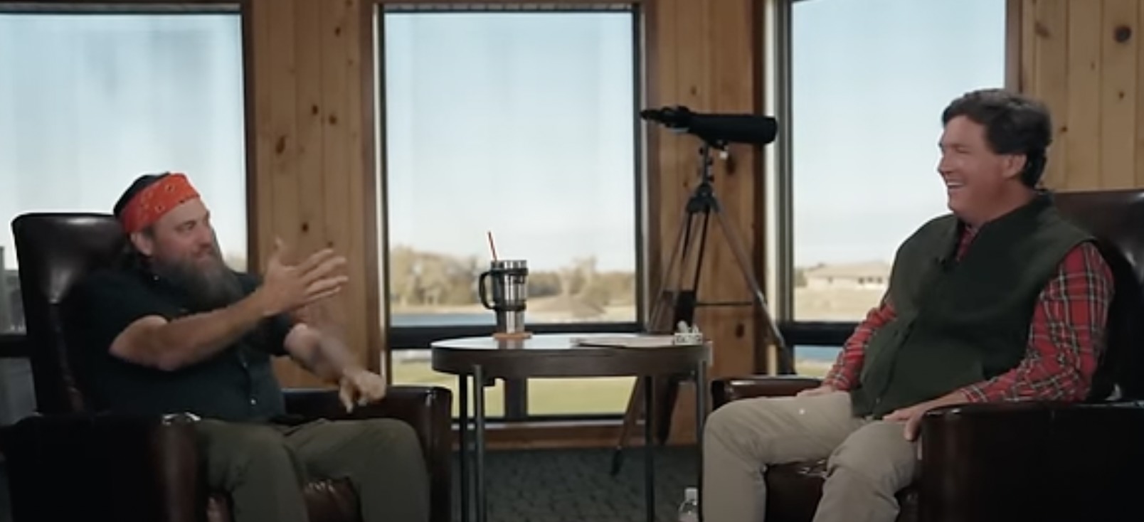 Willie Robertson dit à Tucker Carlson qu'il "est resté en dehors" des élections de 2024 par peur de "gâcher" le message de l'Évangile