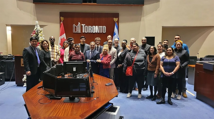 Molly et Jay Banerjei (au centre) avec des partisans de l'initiative du Mois du patrimoine chrétien.