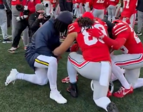 Les joueurs du Michigan et de l’Ohio State se rassemblent en prière alors que le combat d’après-match éclate