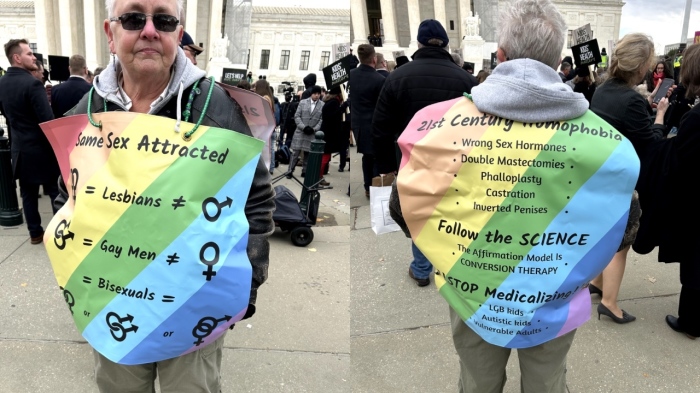 Sherrie Taha, qui s'est rendue à Washington, DC, depuis l'Iowa, a déclaré qu'elle manifestait devant la Cour suprême pour protester contre ce qu'elle a décrit comme l'homophobie de l'idéologie transgenre.