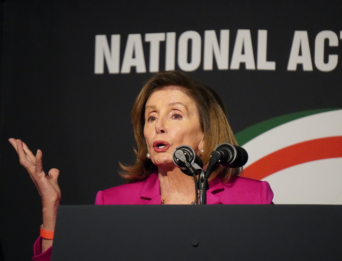 Pelosi dit qu'elle communie toujours malgré l'interdiction de l'archevêque