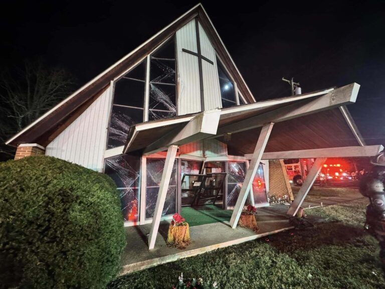 Un pasteur demande des prières après qu'une explosion ait détruit une église de Virginie vieille de 151 ans