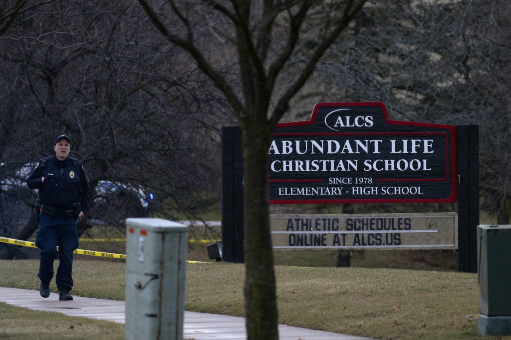 Un Californien arrêté en lien avec la fusillade à l'Abundant Life School ; armes saisies
