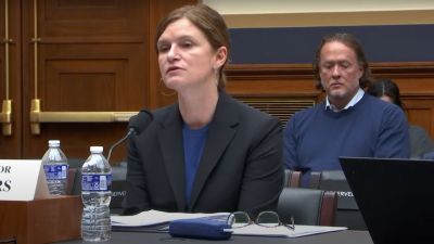 Jessica Waters, professeure à l'université américaine, exprime son soutien à la loi FACE lors d'une audience judiciaire à la Chambre des représentants à Washington, DC, le 18 décembre 2024.
