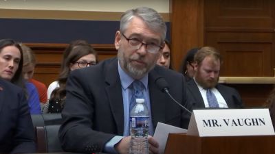 Le défenseur pro-vie Paul Vaughn, père de 11 enfants reconnu coupable en vertu de la loi FACE, témoigne de la loi fédérale lors d'une audience judiciaire à la Chambre des représentants à Washington, DC, le 18 décembre 2024.