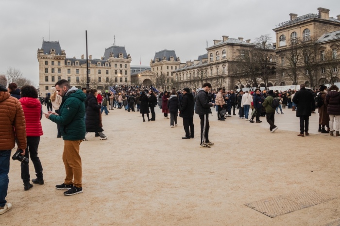 De longues files d'attente attendaient les visiteurs tentant d'entrer dans la cathédrale Notre-Dame à Noël.