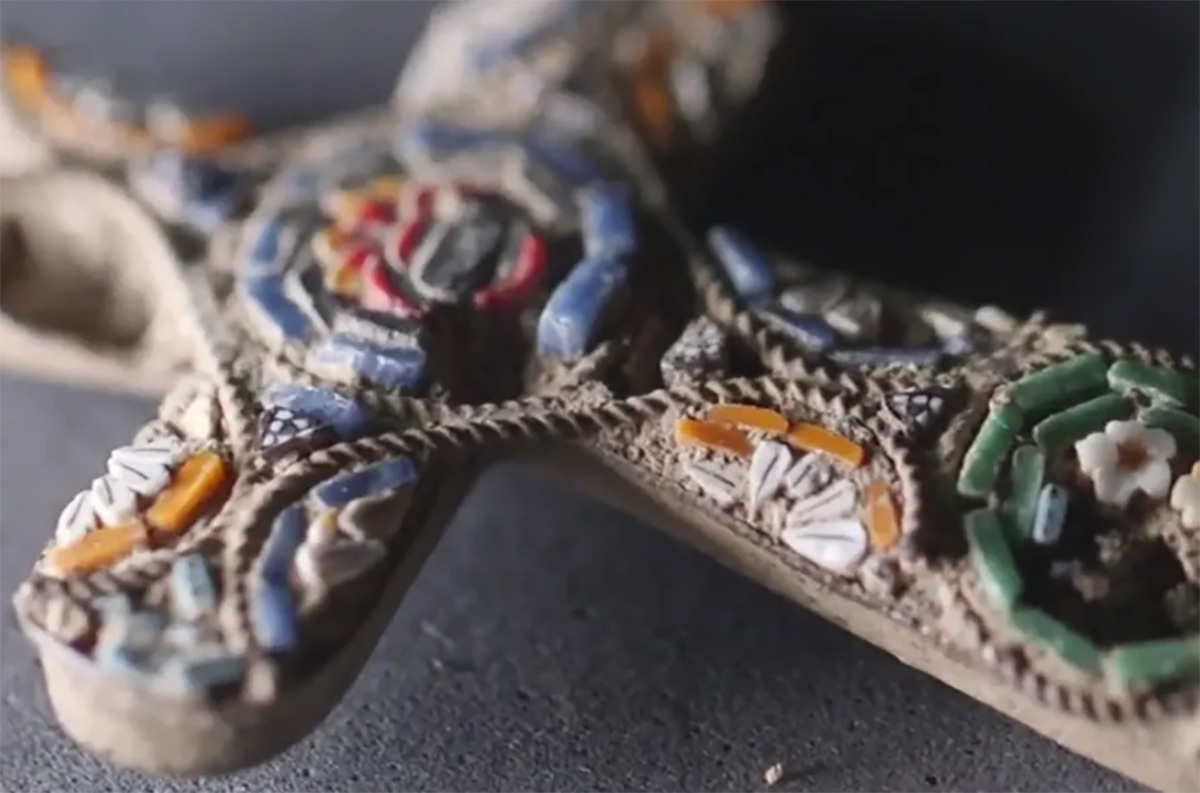 La découverte d'un médaillon de croix centenaire à Jérusalem par un garçon de 10 ans suscite l'enthousiasme