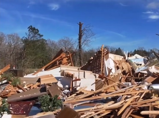 Une tornade dans le Mississippi laisse un couple indemne dans les décombres d'une église : "Dieu a un avenir pour nous"