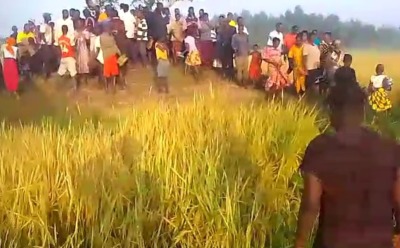 Les villageois se rassemblent là où le corps de James Mukenye Habiibu a été retrouvé le 17 décembre 2024, dans le district de Kibuku, en Ouganda.