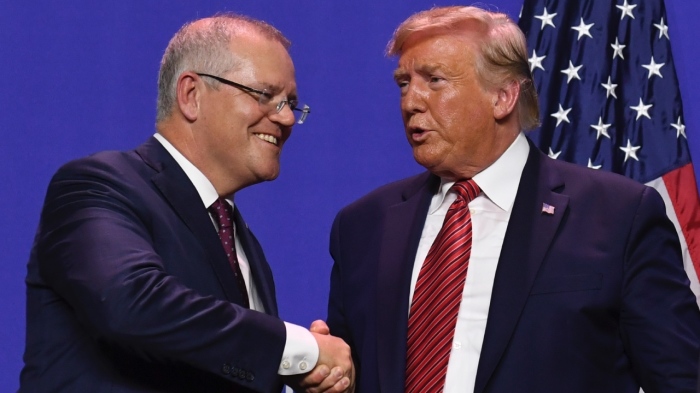 Le président Donald Trump et le Premier ministre australien Scott Morrison se serrent la main lors d'une visite à l'usine Pratt Industries qui ouvre ses portes à Wapakoneta, Ohio, le 22 septembre 2019.