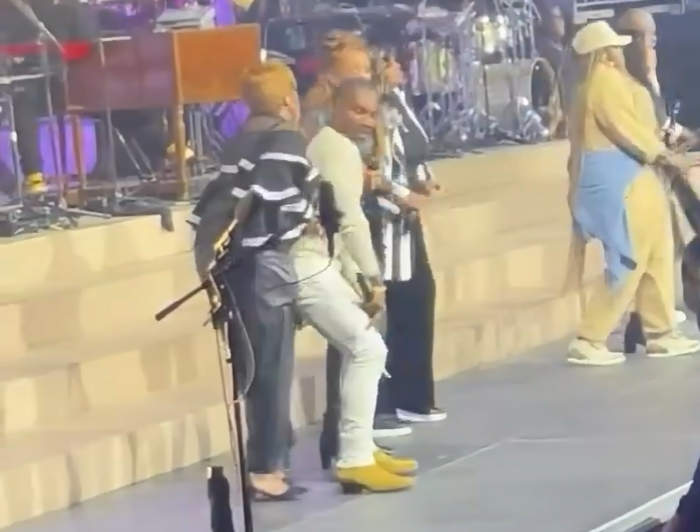 Kirk Franklin twerke sur un chanteur de gospel lors de son concert The Reunion Tour.