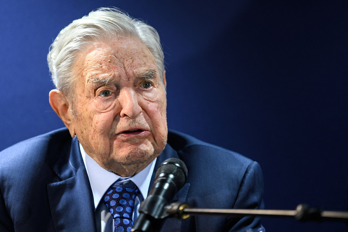 Steve Bannon appelle à « l'exorcisme » à la Maison Blanche après que Biden ait décerné à George Soros la Médaille de la Liberté