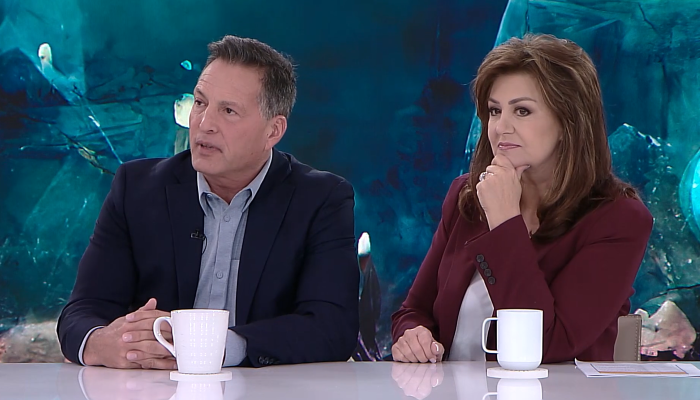 La présidente de Daystar, Joni Lamb (à droite) et son deuxième mari, le Dr Doug Weiss (à gauche).