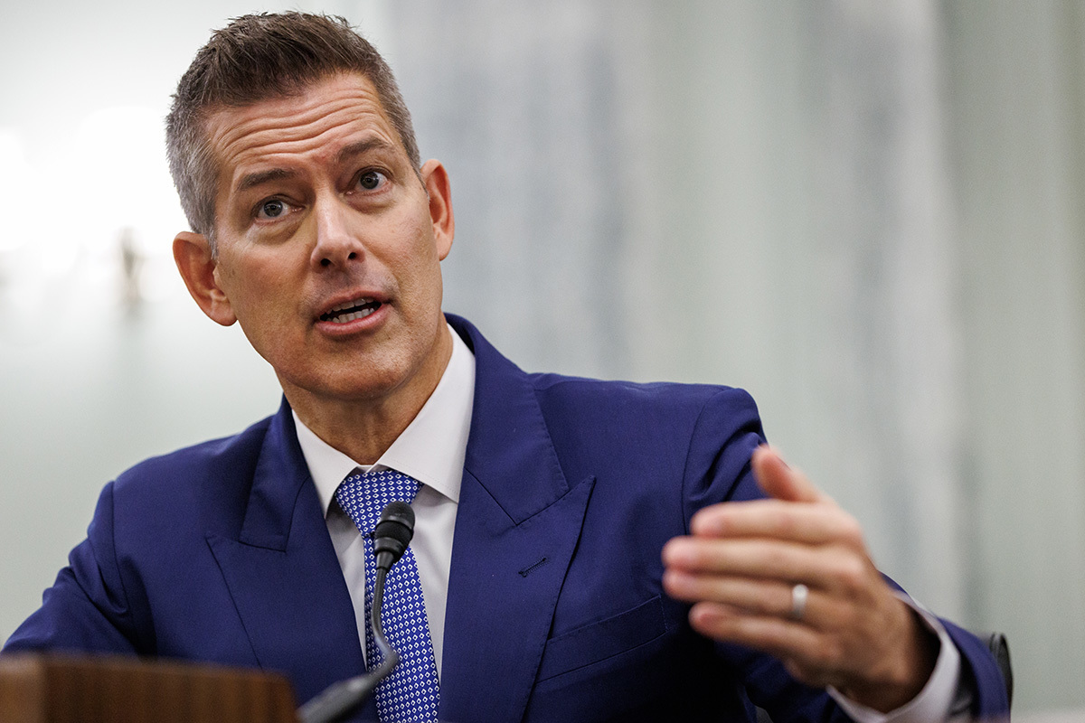 Sean Duffy vu en train de prier avec sa famille avant l'audience de confirmation