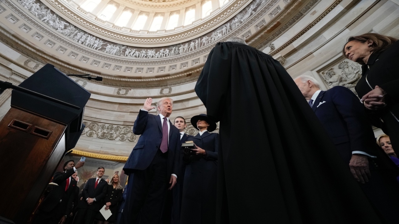 71 % des Américains soutiennent que les présidents mettent la main sur la Bible lors de leur investiture, selon un sondage
