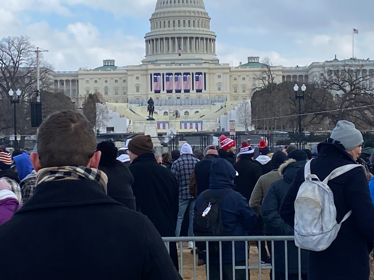 Déçus mais pas découragés : les partisans de Trump bravent le froid malgré les changements apportés à l'investiture