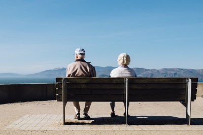 Un couple âgé se trouve sur un banc à Lands End Lookout à San Francisco, en Californie.