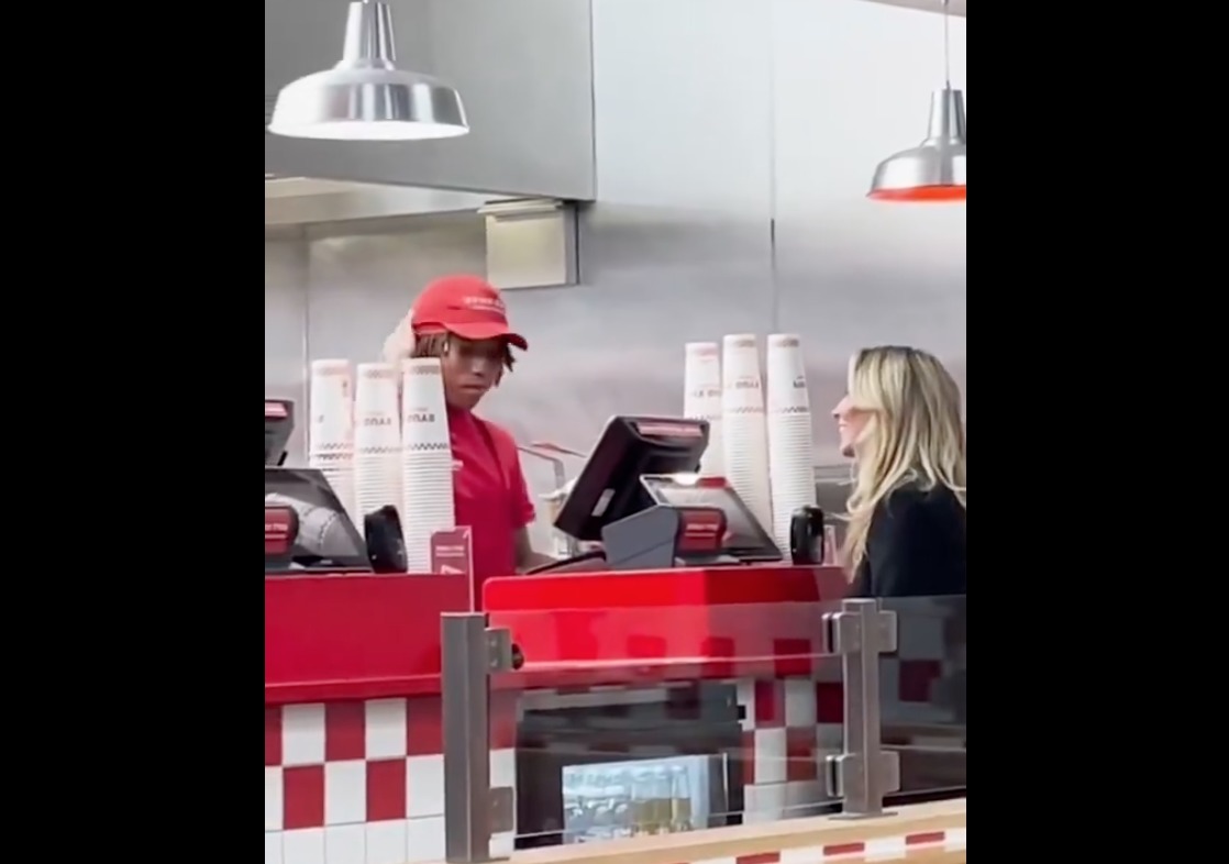 La réponse d'un employé de Christian Five Guys à la proposition sexuelle du mannequin Only Fans devient virale