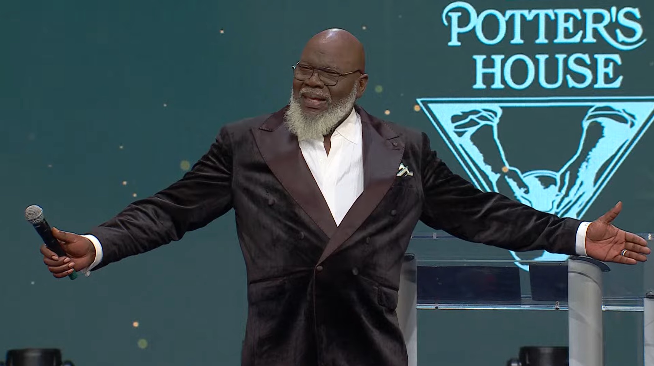 TD Jakes révèle qu'il a failli mourir lors d'un retour émotionnel en chaire après une opération