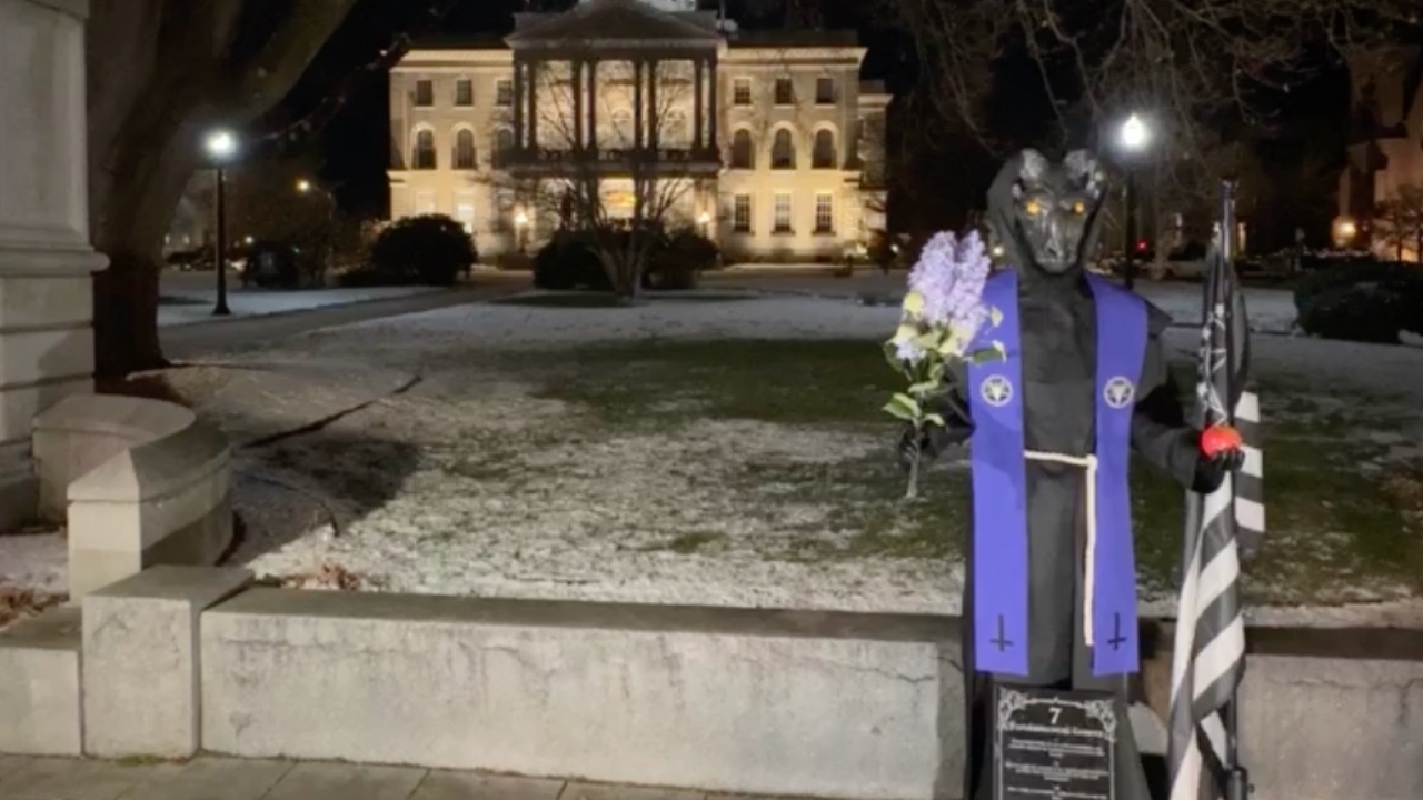 Un chrétien orthodoxe affirme avoir détruit une statue satanique devant la NH State House