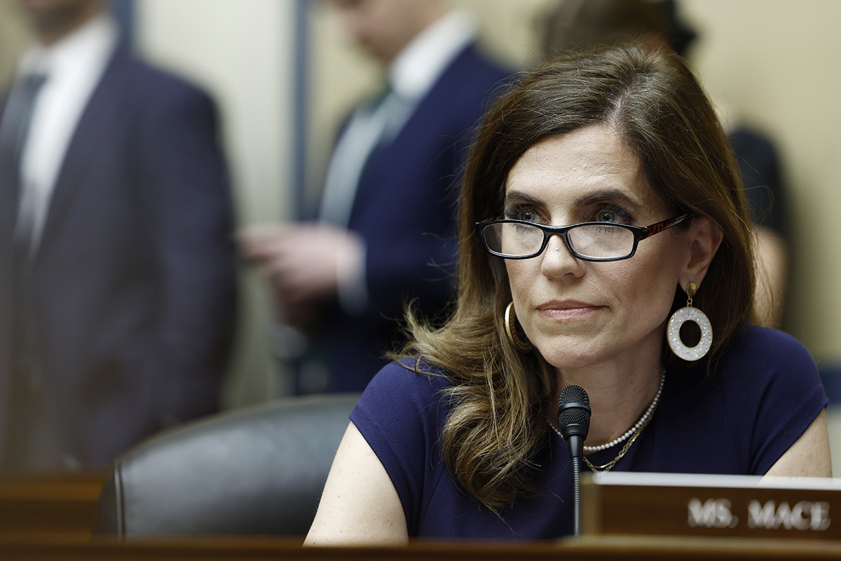 La représentante Nancy Mace Defiany après réprimande pour avoir dit «transsexuelle» lors de l'audience à la maison: «C'est dégoûtant»