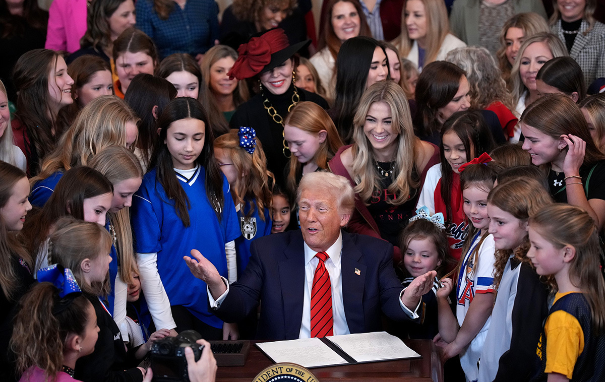 6 réactions à l'ordre de Trump interdisant aux hommes des sports féminins: `` Le sexe est réel et compte ''