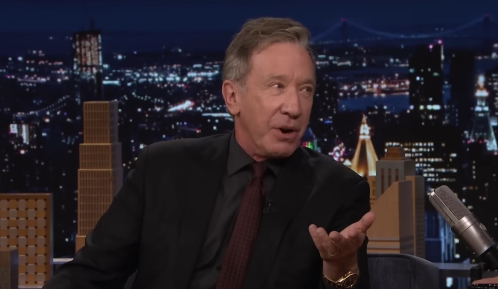 Le comédien Tim Allen lit à travers l'Ancien Testament, commence le Nouveau Testament: «Quel trésor»