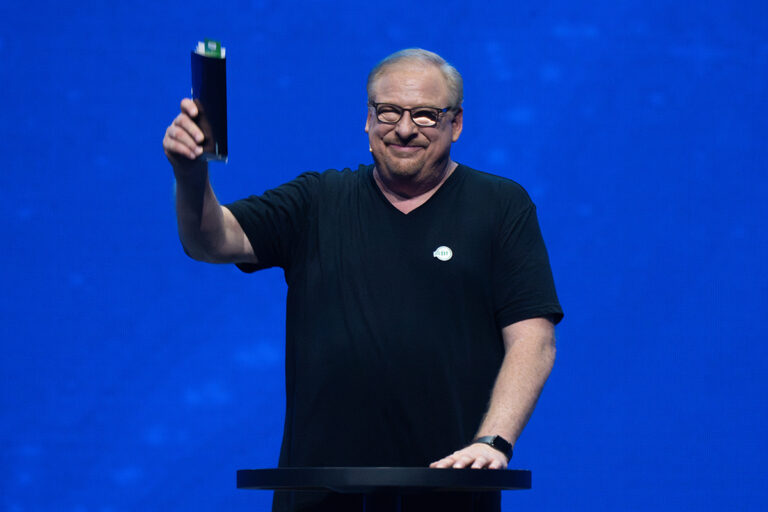 Rick Warren s'excuse pour un tweet politique sur la crucifixion: «  J'ai mal écrit ''