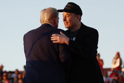 Elon Musk embrasse le candidat républicain présidentiel, l'ancien président Donald Trump lors d'un rassemblement de campagne au Butler Farm Show Fairgrounds le 05 octobre 2024, à Butler, en Pennsylvanie. C'est la première fois que Trump est retourné à Butler depuis qu'il a été blessé lors d'une tentative d'assassinat le 13 juillet.