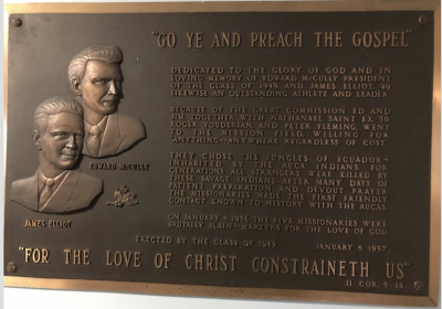 La plaque du Wheaton College honorant le martyr Jim Elliot et quatre autres missionnaires tués a été repensée en 2021 pour supprimer la langue se référant au «sauvage» de leurs meurtriers.