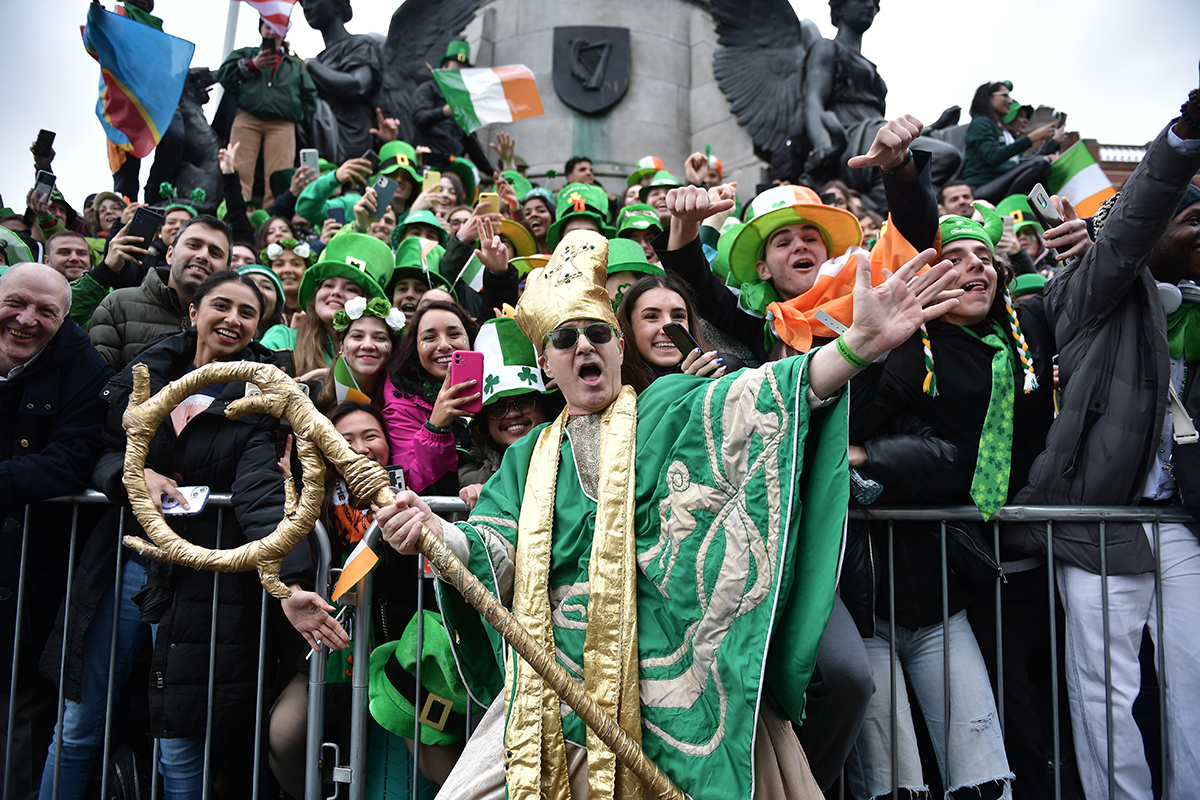 Cette semaine dans l'histoire chrétienne: premier défilé de la Saint-Patrick aux États-Unis, George Mackay Born, Alfred Edersheim meurt