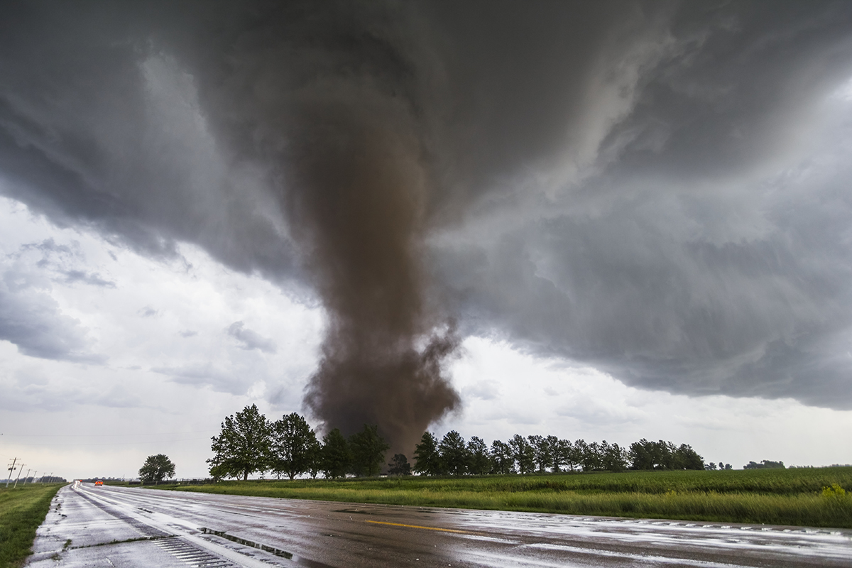 Le nombre de morts augmente après que de puissantes tempêtes ont frappé 7 États américains; Plus de 100 000 restent sans électricité