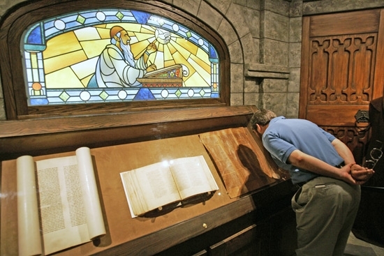La Bible trouvée dans Charity Shop se vend plus de 72 000 $