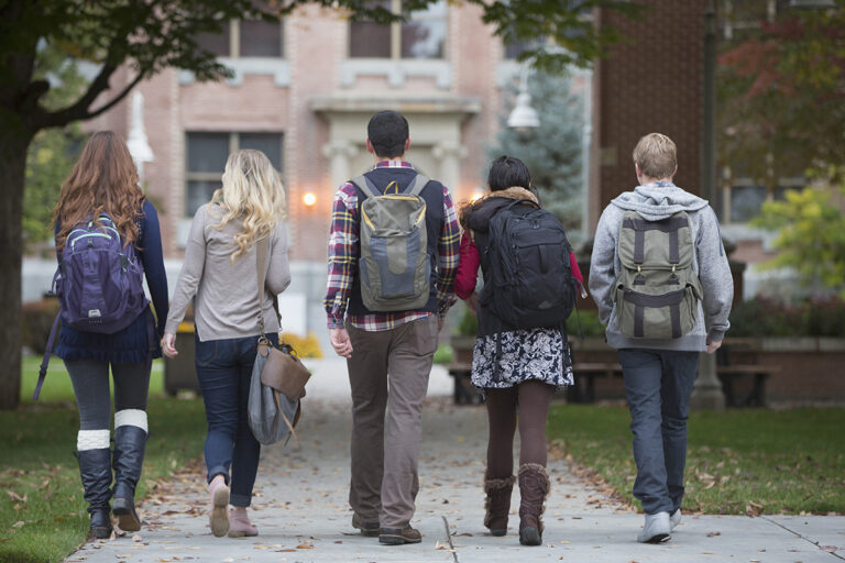 Étudiants de Harvard, Yale moins susceptibles de s'identifier comme protestants par rapport aux écoles régionales: enquête