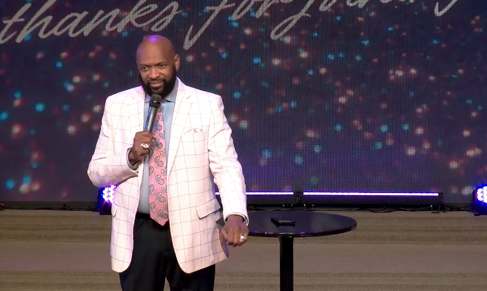 L'éminent pasteur de Memphis, Ricky Floyd, a tiré sur l'altercation avec une femme à l'extérieur du bar