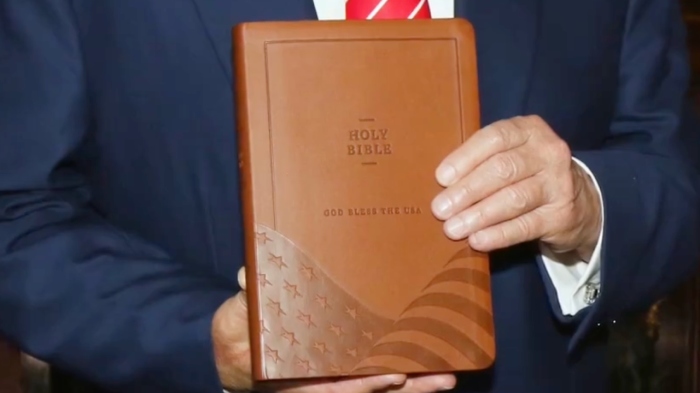 Le président Donald Trump détient un «Dieu bénisse la Bible des États-Unis» dans une vidéo. Il est en vente pour 59,99 $ et dispose de la version King James ainsi que des documents fondateurs américains.
