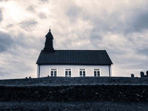 Les communautés rurales meurent. L'église locale est leur seule solution