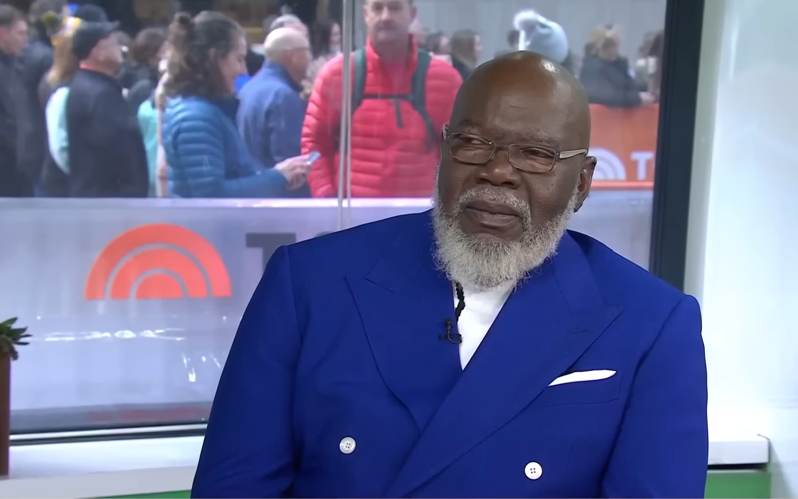 TD Jakes révèle qu'il a subi une crise cardiaque, est allé dans un `` espace enveloppé des nuages ''